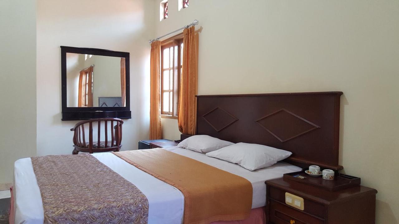 Putri Duyung Guest House Karangpandan Ngoại thất bức ảnh